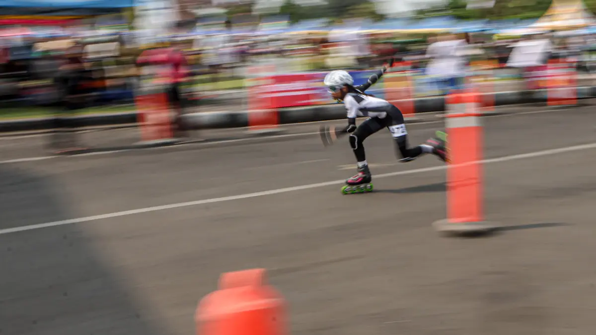 Sejumlah peserta beradu cepat dalam kelas 100 meter drag di Kejuaraan Sepatu Roda Speed Marathon Piala Wali Kota 2026 di Puspem, Kota Tangerang, Jumat (25/09/2026). (Hanung Hambara/ Jawa Pos)