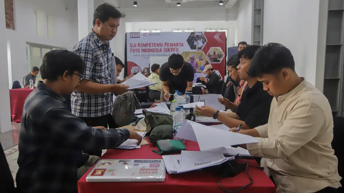 Sejumlah pewarta foto mengikuti Uji Kompetensi Pewarta Foto Indonesia (UKPFI) di Antara Heritage Center, Jakarta, Sabtu (26/9/2026). 18 peserta mengikuti uji kompetensi pada jenjang muda, madya, dan utama yang diselenggarakan Pewarta Foto Indonesia (PFI)