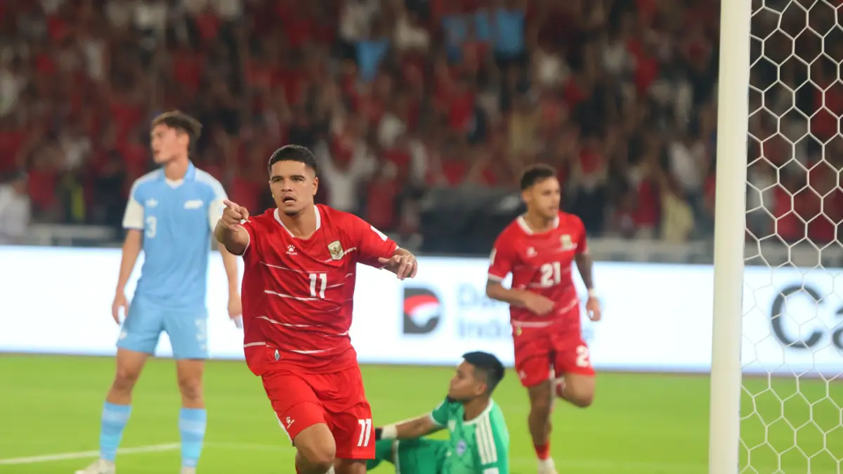 Pesepak bola Timnas Indonesia Ragnar Oratmangoen berselebrasi bersama rekannya usai mencetak gol ke gawang Timnas Singapura dalam pertandingan penyisihan Grup A Divisi 1 FIFA ASEAN Cup 2026 di Stadion Utama Gelora Bung Karno, Senayan, Jakarta, Jumat (25/9