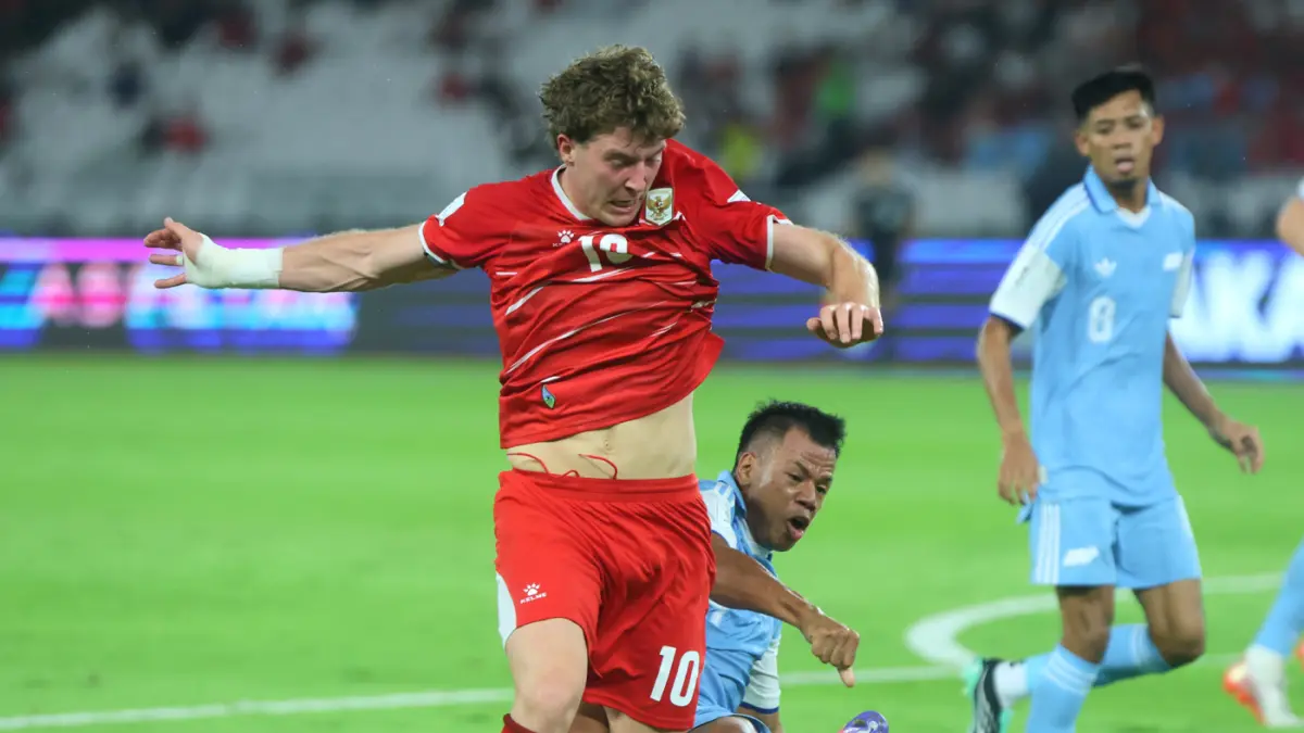 Pesepak bola Tiimnas Indonesia Ole Romeny mencoba melewati pesepak bola Timnas Singapura Nur Adam Abdullah (kanan) dalam pertandingan penyisihan Grup A Divisi 1 FIFA ASEAN Cup 2026 di Stadion Utama Gelora Bung Karno, Senayan, Jakarta, Jumat (25/9/2026). (
