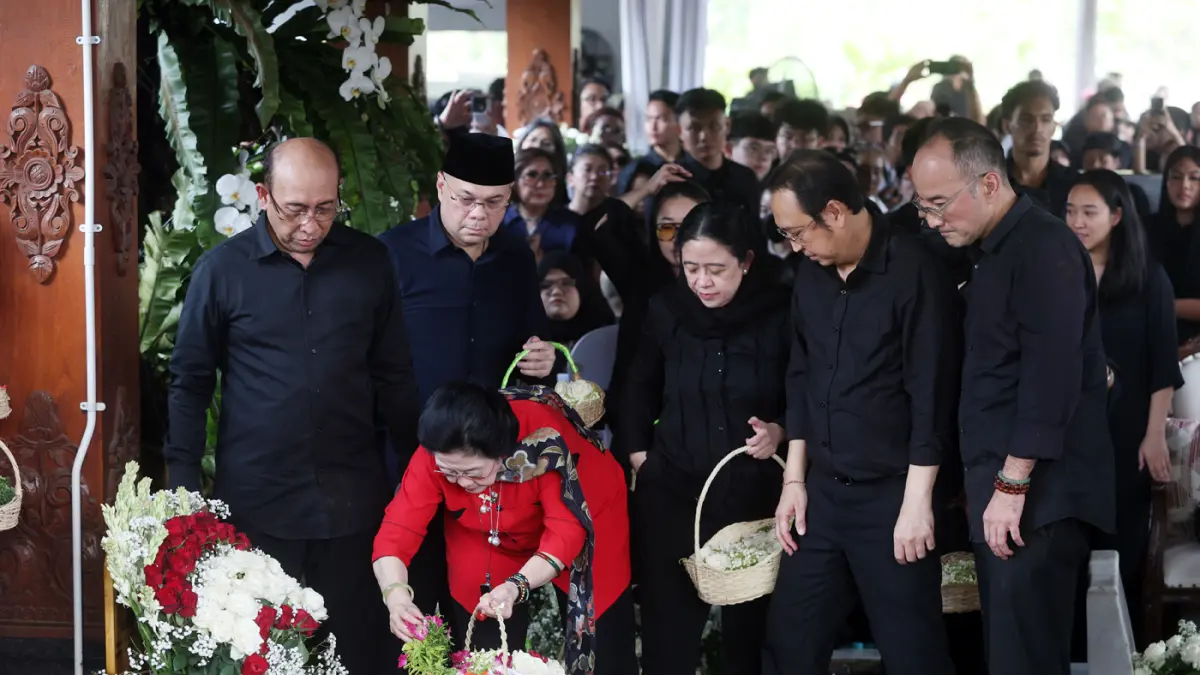 Presiden kelima RI Megawati Soekarnoputri beserta keluarga besar dari Presiden pertama Indonesia Soekarno melakukan tabur bunga usai prosesi pemakaman Mohammad Guruh Irianto Soekarnoputra di TPU Karet Bivak, Jakarta, Sabtu (26/9/2026). (Dery Ridwansah/ Ja