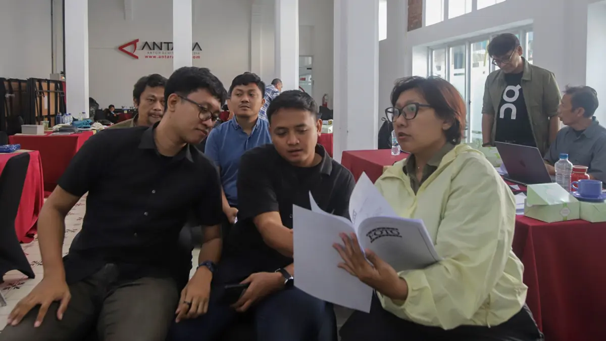 Sejumlah pewarta foto mengikuti Uji Kompetensi Pewarta Foto Indonesia (UKPFI) di Antara Heritage Center, Jakarta, Sabtu (26/9/2026). 18 peserta mengikuti uji kompetensi pada jenjang muda, madya, dan utama yang diselenggarakan Pewarta Foto Indonesia (PFI)