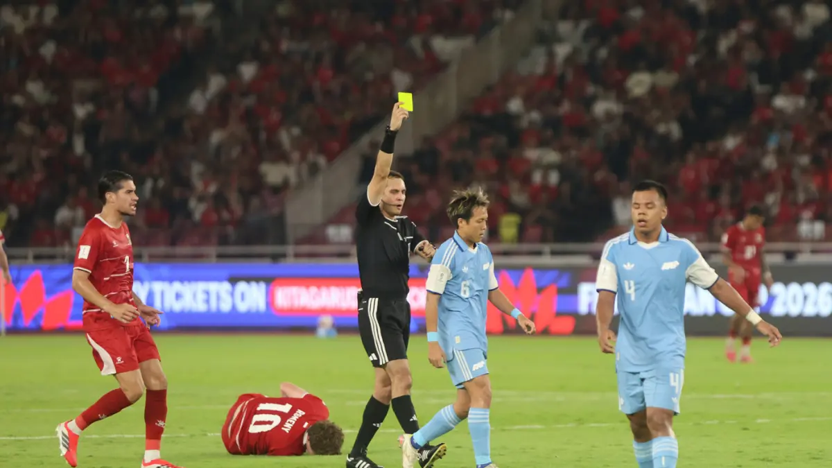 Kartu kuning yang di dapat timnas Singapura dalam pertandingan penyisihan Grup A Divisi 1 FIFA ASEAN Cup 2026 di Stadion Utama Gelora Bung Karno, Senayan, Jakarta, Jumat (25/9/2026). (Dery Ridwansah/ JawaPos.com)