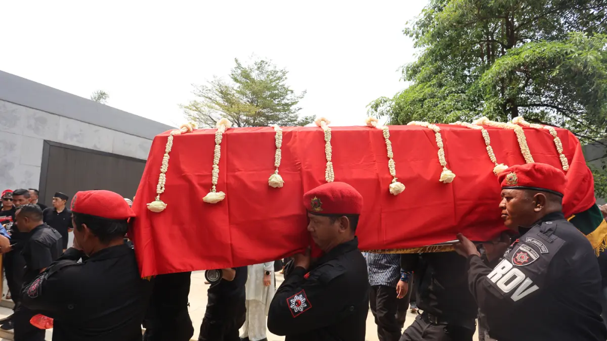 Keluarga dan Satgas Cakra Buana PDI membawa keranda jenazah Mohammad Guruh Irianto Soekarnoputra untuk dimakamkan di TPU Karet Bivak, Jakarta, Sabtu (26/9/2026). (Dery Ridwansah/ JawaPos.com)