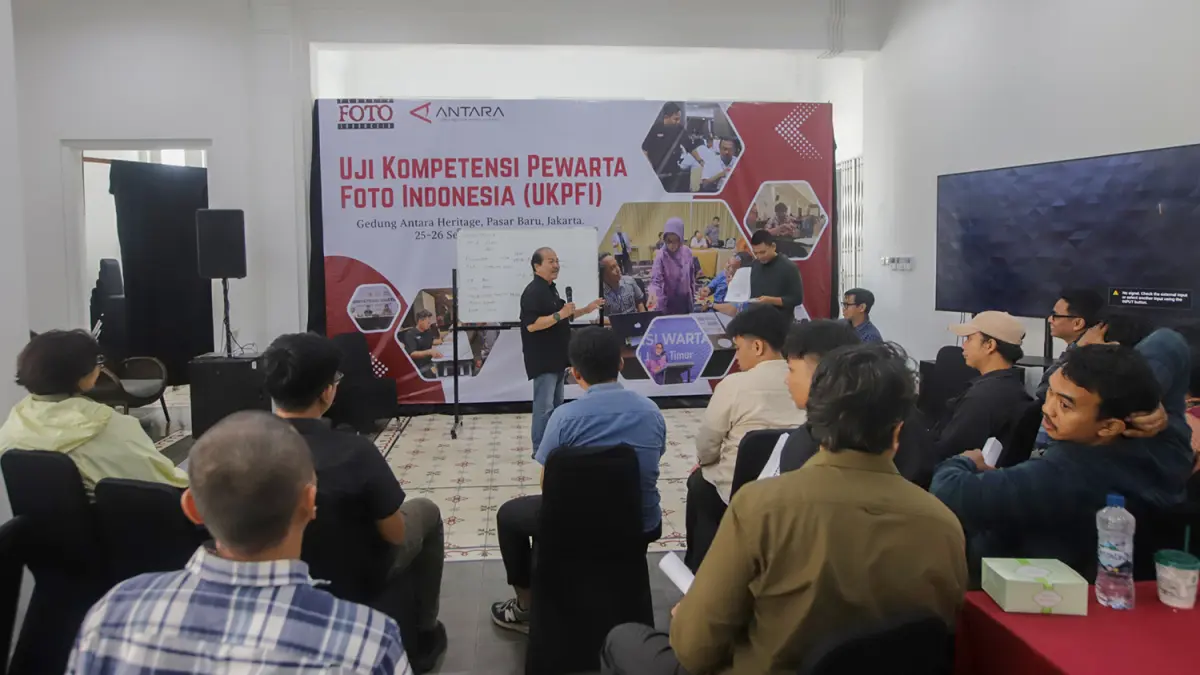 Sejumlah pewarta foto mengikuti Uji Kompetensi Pewarta Foto Indonesia (UKPFI) di Antara Heritage Center, Jakarta, Sabtu (26/9/2026). 18 peserta mengikuti uji kompetensi pada jenjang muda, madya, dan utama yang diselenggarakan Pewarta Foto Indonesia (PFI)