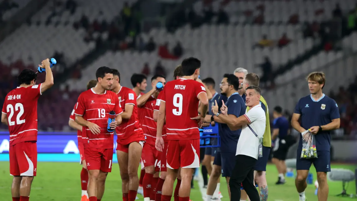 Pelatih John Herman mengarahkan timnya saat melawan Singapura pada FIFA ASEAN Cup di SUGBK, Jakarta, Jumat (25/9/2026). (Dery Ridwansah/ JawaPos.com)