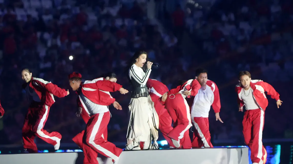 Penyanyi Agnes Monica tampil pada pembukaan FIFA ASEAN Cup 2026 di Stadion Utama Gelora Bung Karno, Senayan, Jakarta, Jumat (25/9/2026). (Dery Ridwansah/ JawaPos.com)