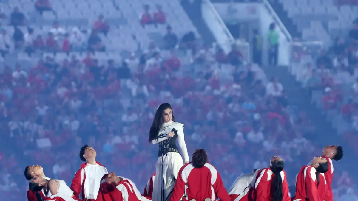 Penyanyi Agnes Monica tampil pada pembukaan FIFA ASEAN Cup 2026 di Stadion Utama Gelora Bung Karno, Senayan, Jakarta, Jumat (25/9/2026). (Dery Ridwansah/ JawaPos.com)