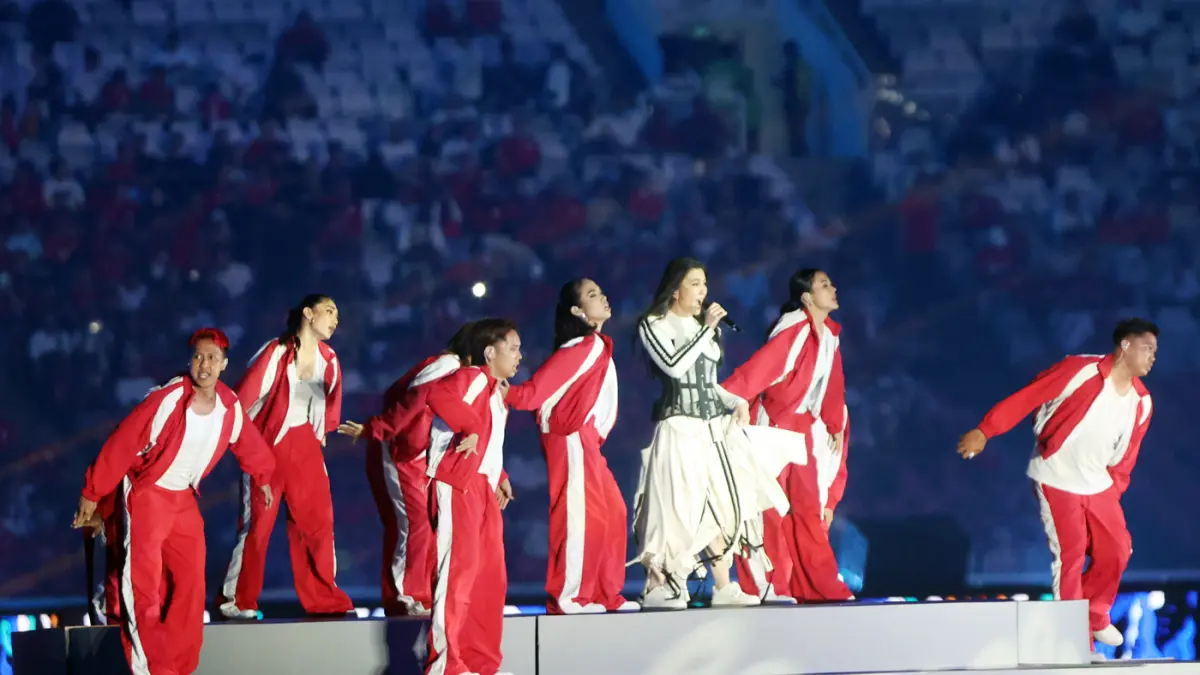 Penyanyi Agnes Monica tampil pada pembukaan FIFA ASEAN Cup 2026 di Stadion Utama Gelora Bung Karno, Senayan, Jakarta, Jumat (25/9/2026). (Dery Ridwansah/ JawaPos.com)