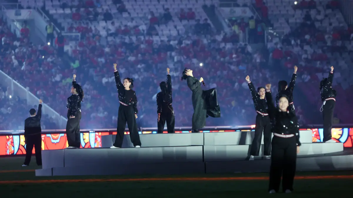Penyanyi Isyana Sarasvati tampil pada pembukaan FIFA ASEAN Cup 2026 di Stadion Utama Gelora Bung Karno, Senayan, Jakarta, Jumat (25/9/2026). (Dery Ridwansah/ JawaPos.com)