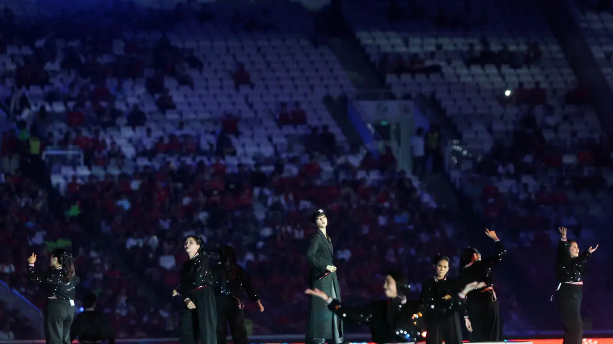 Penyanyi Isyana Sarasvati tampil pada pembukaan FIFA ASEAN Cup 2026 di Stadion Utama Gelora Bung Karno, Senayan, Jakarta, Jumat (25/9/2026). (Dery Ridwansah/ JawaPos.com)