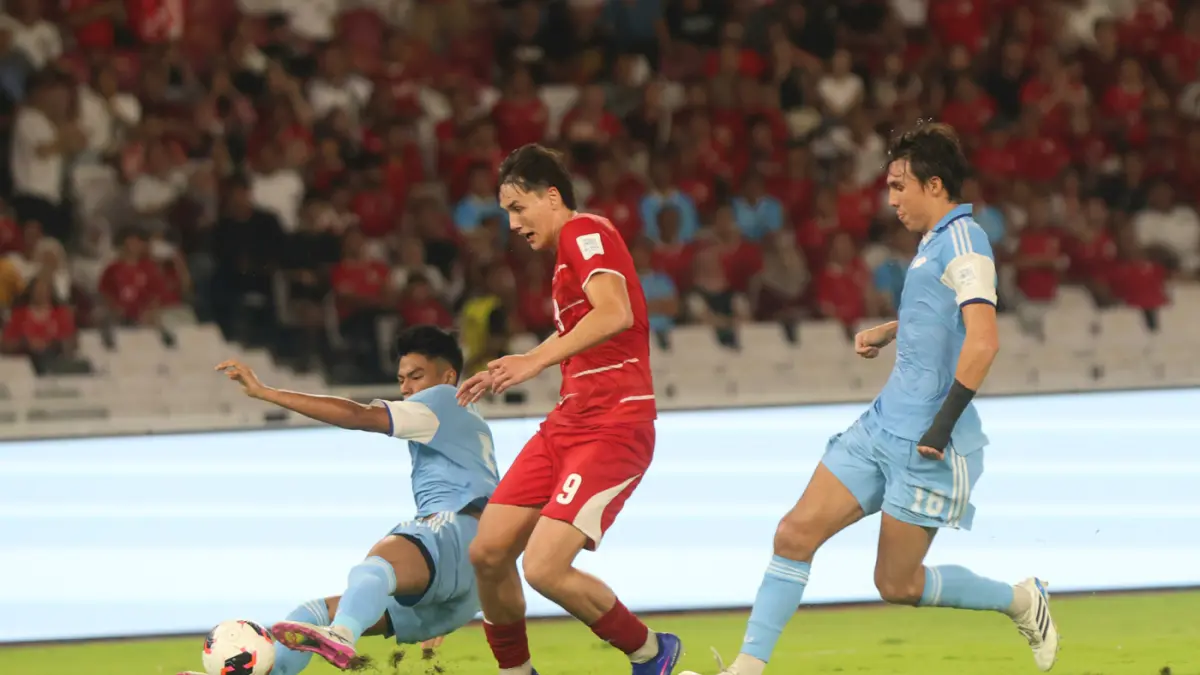 Pesepak bola Tiimnas Indonesia Mitchell Baker dalam pertandingan melawan Singapura pada penyisihan Grup A Divisi 1 FIFA ASEAN Cup 2026 di Stadion Utama Gelora Bung Karno, Senayan, Jakarta, Jumat (25/9/2026). (Dery Ridwansah/ JawaPos.com)