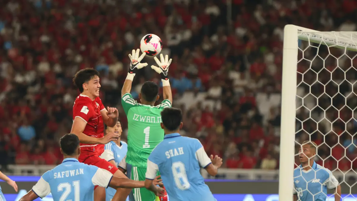 Pesepak bola Tiimnas Indonesia Mitchell Baker dalam pertandingan melawan Singapura pada penyisihan Grup A Divisi 1 FIFA ASEAN Cup 2026 di Stadion Utama Gelora Bung Karno, Senayan, Jakarta, Jumat (25/9/2026). (Dery Ridwansah/ JawaPos.com)