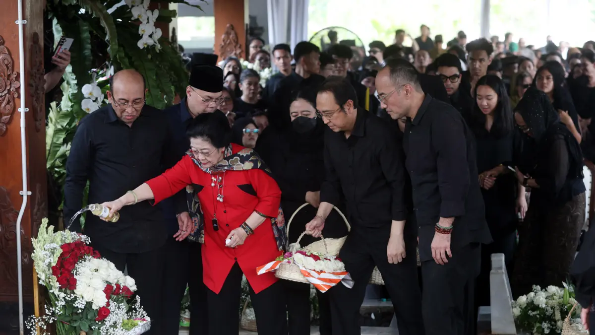 Presiden kelima RI Megawati Soekarnoputri beserta keluarga besar dari Presiden pertama Indonesia Soekarno melakukan tabur bunga usai prosesi pemakaman Mohammad Guruh Irianto Soekarnoputra di TPU Karet Bivak, Jakarta, Sabtu (26/9/2026). (Dery Ridwansah/ Ja