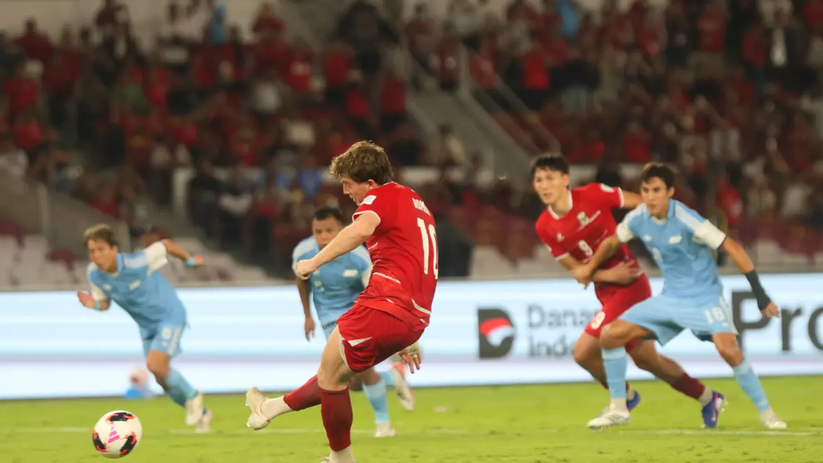 Tendangan pinalti pemain Timnas Indonesia Ole Romeny ke gawang Singapura pada FIFA ASEAN Cup di SUGBK, Jakarta, Jumat (25/9/2026). (Dery Ridwansah/ JawaPos.com)