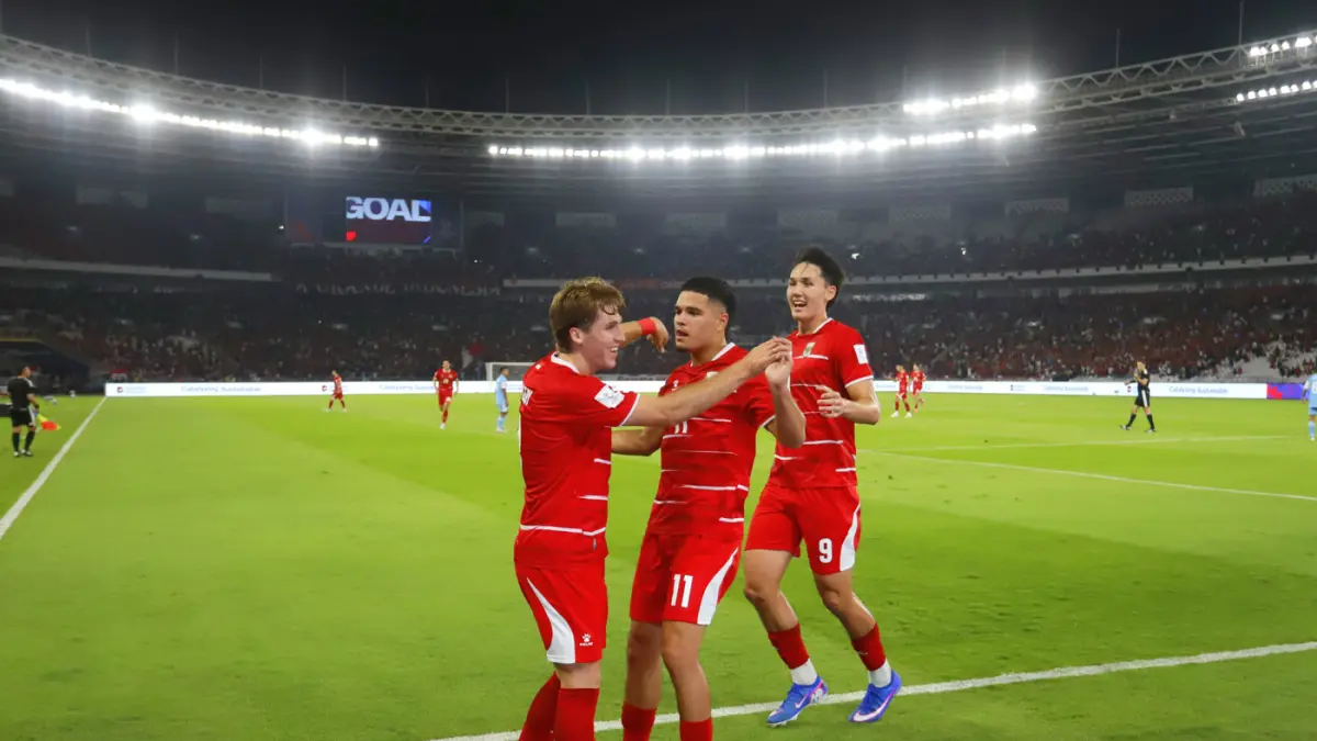 Pesepak bola Timnas Indonesia Ragnar Oratmangoen berselebrasi bersama rekannya usai mencetak gol ke gawang Timnas Singapura dalam pertandingan penyisihan Grup A Divisi 1 FIFA ASEAN Cup 2026 di Stadion Utama Gelora Bung Karno, Senayan, Jakarta, Jumat (25/9