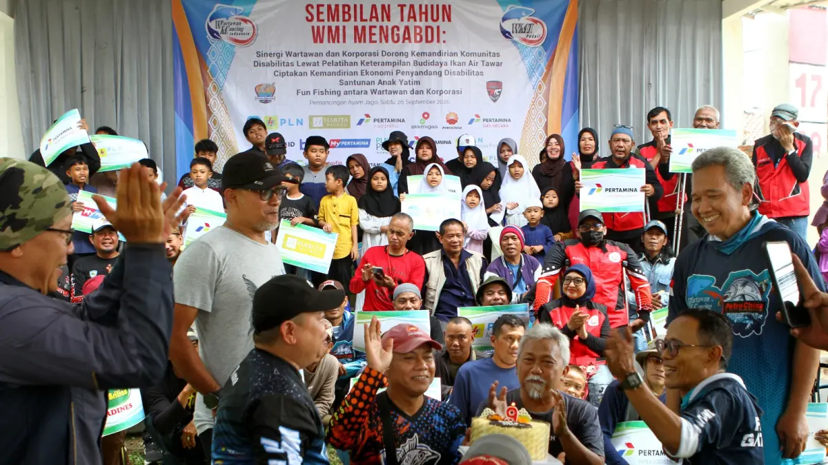 Rama Julian Saputra - ketua pelaksana kegiatan WMI dan Firman Wibowo - Ketua Umum WMI bersama anggota WMI, anggota komunitas Disable Motorcycle Comunity (DMC), anak yatim dan korporasi merayakan ulang tahun WMI yang kesembilan di atas panggung Pelataran H