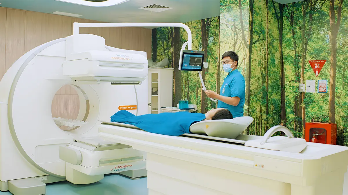 Pemeriksaan pencitraan dapat membantu dokter mengevaluasi kondisi tulang secara lebih menyeluruh. Salah satunya adalah Single-Photon Emission Computed Tomography (SPECT) Scan, yang membantu melihat area dengan aktivitas tidak normal sekaligus mengetahui lokasi temuan secara lebih spesifik. (Istimewa). - Image