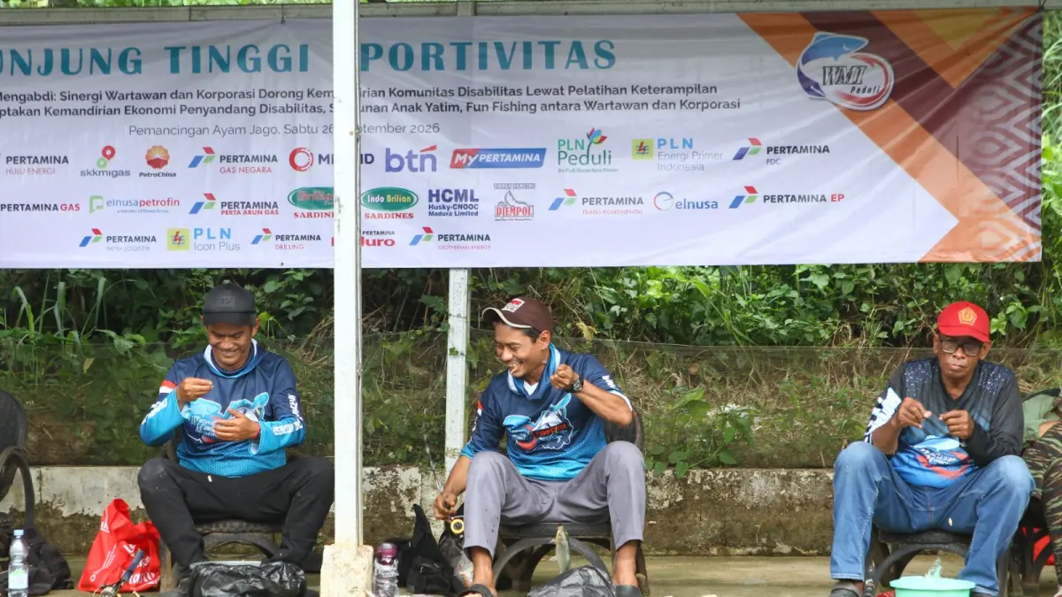 Anggota Wartawan Mancing Indonesia memancing ikan mas saat acara fun fishing dalam rangkaian hari jadi ke 9 WMI di Pemancingan Ayam Jago, Desa Mekarwangi, Tanah Sereal, Bogor, Jawa Barat.