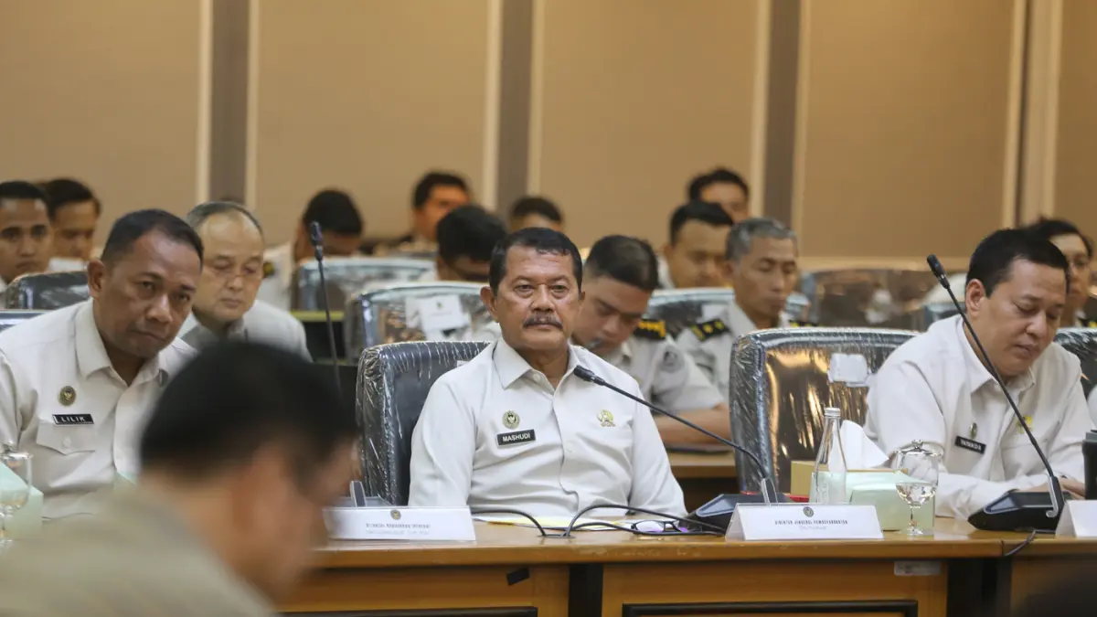 Direktur Jenderal Pemasyarakatan Kemenimipas Mashudi didampingi Direktur Pengamanan dan Intelijen Tatan Dirsan Atmaja menyampaikan paparan saat rapat dengar pendapat (RDP) dengan Komisi XIII DPR di Kompleks Parlemen, Senayan, Jakarta, Senin (28/9/2026). (