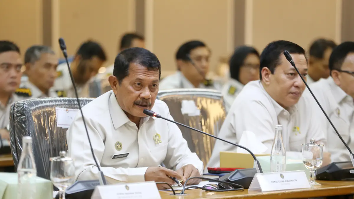 Direktur Jenderal Pemasyarakatan Kemenimipas Mashudi didampingi Direktur Pengamanan dan Intelijen Tatan Dirsan Atmaja menyampaikan paparan saat rapat dengar pendapat (RDP) dengan Komisi XIII DPR di Kompleks Parlemen, Senayan, Jakarta, Senin (28/9/2026). (