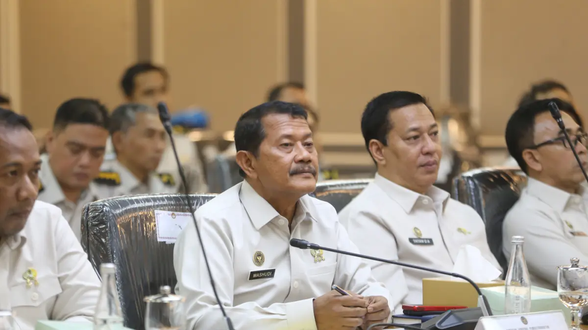 Direktur Jenderal Pemasyarakatan Kemenimipas Mashudi didampingi Direktur Pengamanan dan Intelijen Tatan Dirsan Atmaja menyampaikan paparan saat rapat dengar pendapat (RDP) dengan Komisi XIII DPR di Kompleks Parlemen, Senayan, Jakarta, Senin (28/9/2026). (