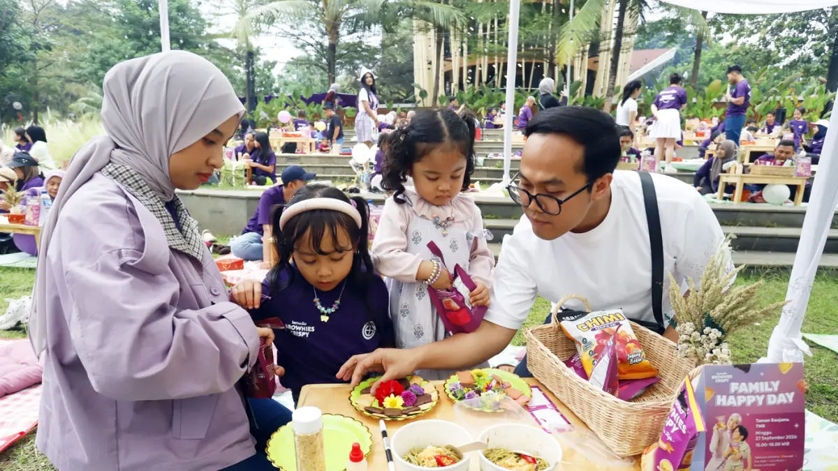 Anak-anak diajak menghias Lemonilo Brownies Crispy menggunakan edible flower dan edible gold