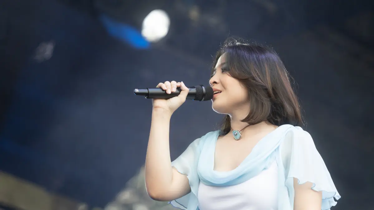 Bernadya tampil memukau di Boss Stage, JIExpo Kemayoran, Jakarta, pada hari ketiga sekaligus hari terakhir Pestapora 2026, Minggu (27/9/2026). (Muhammad Hafizh/ JawaPos.com)