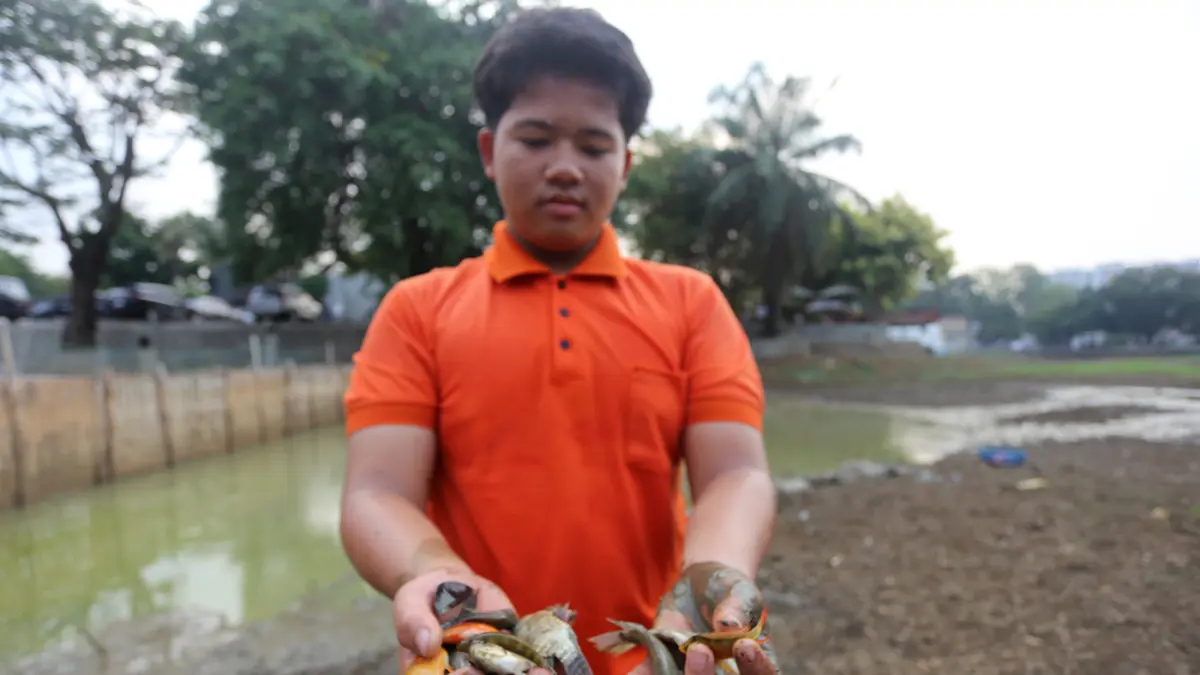 Ikan-ikan mati akibat mengeringnya Danau Cinere di Depok, Jawa Barat, Selasa (23/9/2026). (Dery Ridwansah/ JawaPos.com)