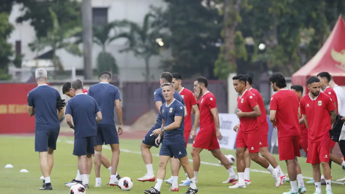 Pelatih timnas Indonesia John Herdman saat Latihan skuad Garuda menghadapi Malaysia pada laga kedua Grup A FIFA ASEAN Cup 2026 di Stadion Utama Gelora Bung Karno (SUGBK), Jakarta, Minggu (27/9/2026). (Dery Ridwansah/ JawaPos.com)