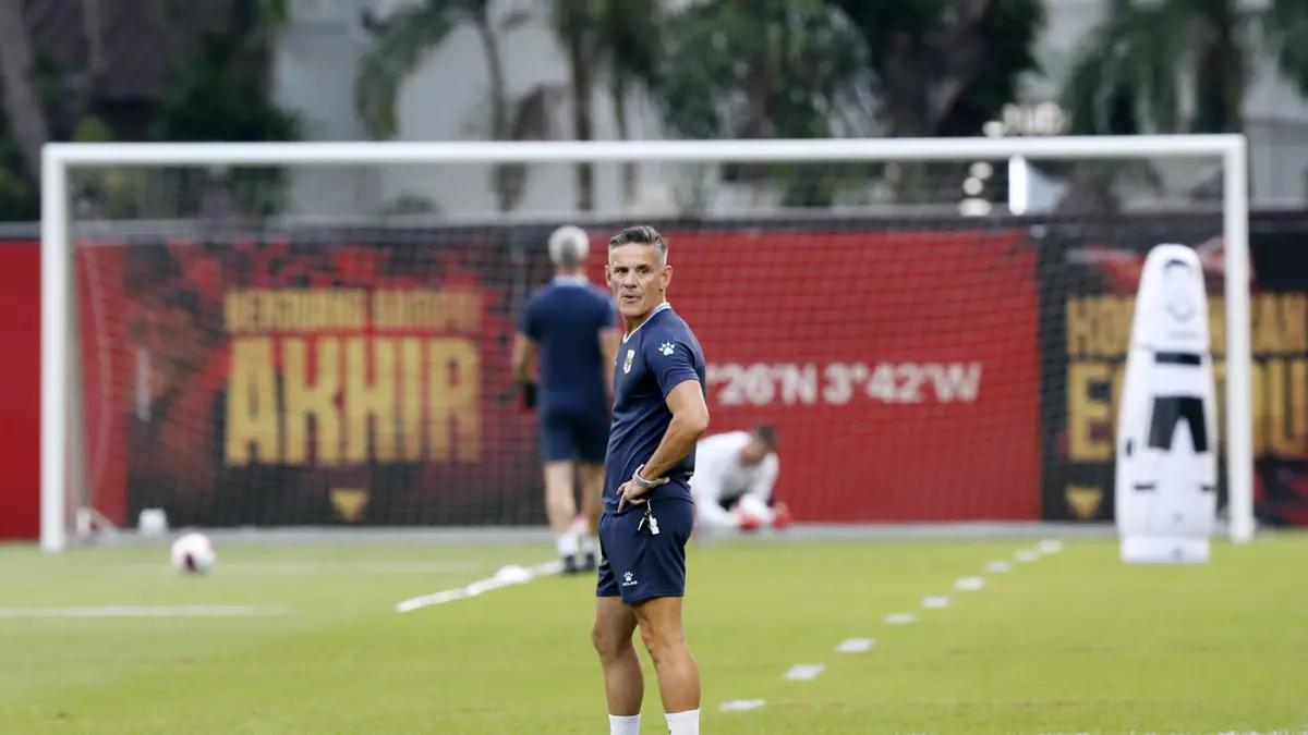 Pelatih timnas Indonesia John Herdman saat Latihan skuad Garuda menghadapi Malaysia pada laga kedua Grup A FIFA ASEAN Cup 2026 di Stadion Utama Gelora Bung Karno (SUGBK), Jakarta, Minggu (27/9/2026). (Dery Ridwansah/ JawaPos.com)