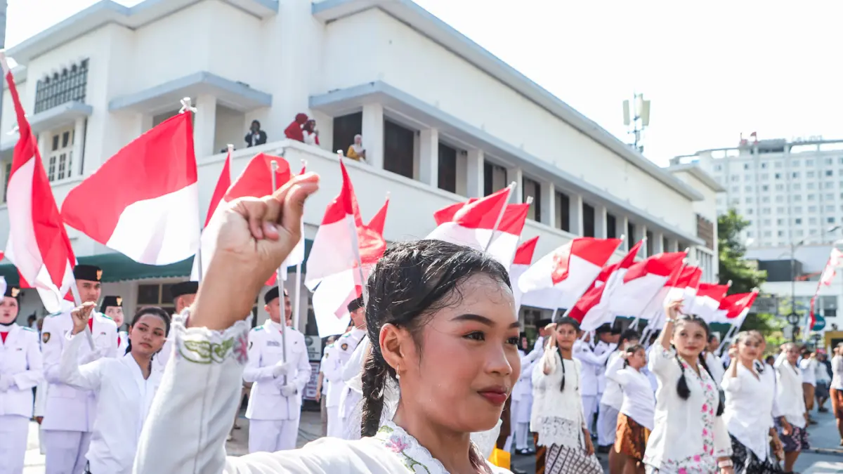 Pementasan opera kolosal dalam refleksi perobelan bendera 2026 berjudul Merah Putih Bertanya di Hotel Majapahit, Jalan Tunjungan, Sabtu (26/9). (Riana Setiawan/ Jawa Pos)
