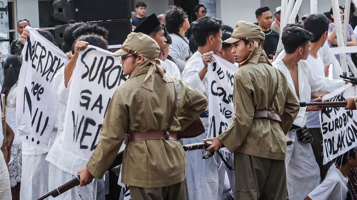 Pementasan opera kolosal dalam refleksi perobelan bendera 2026 berjudul Merah Putih Bertanya di Hotel Majapahit, Jalan Tunjungan, Sabtu (26/9). (Riana Setiawan/ Jawa Pos)