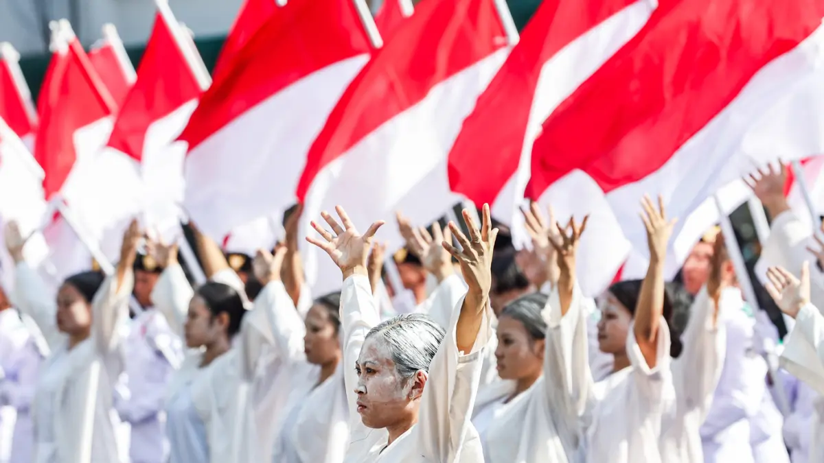 Pementasan opera kolosal dalam refleksi perobelan bendera 2026 berjudul Merah Putih Bertanya di Hotel Majapahit, Jalan Tunjungan, Sabtu (26/9). (Riana Setiawan/ Jawa Pos)
