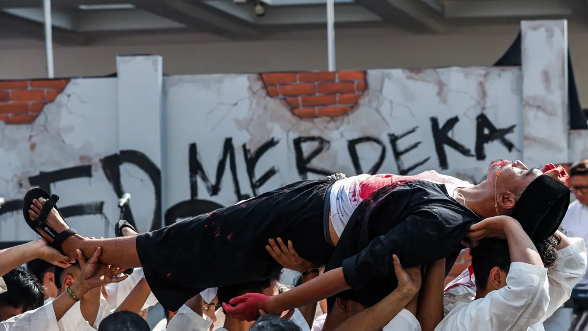 Pementasan opera kolosal dalam refleksi perobelan bendera 2026 berjudul Merah Putih Bertanya di Hotel Majapahit, Jalan Tunjungan, Sabtu (26/9). (Riana Setiawan/ Jawa Pos)