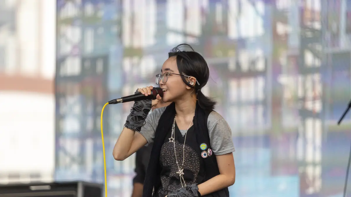 Penyanyi Yori tampil di panggung Sat Set pada hari ketiga Pestapora 2026 di JIExpo Kemayoran, Jakarta, Minggu (27/9/2026). (Muhammad Hafizh/ JawaPos.com)