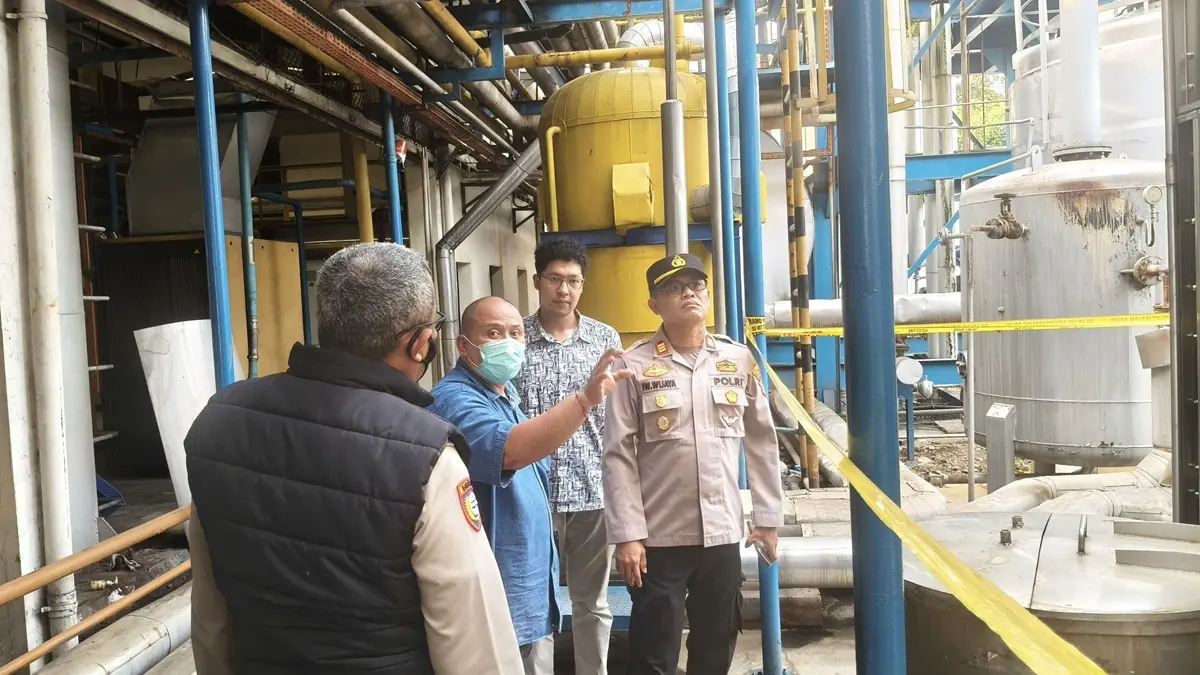 Petugas kepolisian melakukan pengecekan lokasi kebocoran gas amoniak pabrik susu PT Indolakto di Pekayon, Jakarta Timur. (Istimewa) - Image