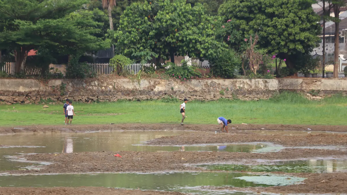 Anak-anak berjalan di antara tanah yang retak akibat mengeringnya Danau Cinere di Depok, Jawa Barat, Selasa (23/9/2026). (Dery Ridwansah/ JawaPos.com) Anak-anak berjalan di antara tanah yang retak akibat mengeringnya Danau Cinere di Depok, Jawa Barat, Sel