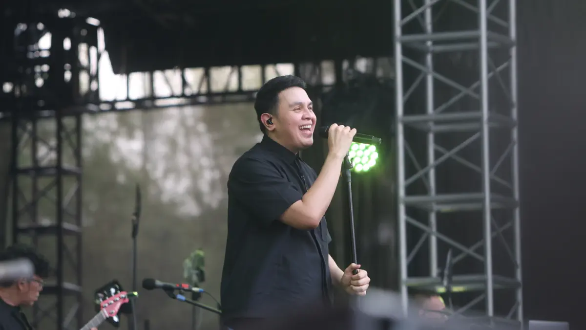 Tulus tampil di hari ketiga Pestapora 2026 di Jakarta, Minggu (27/9/2026). (Muhammad Hafizh/ JawaPos.com)