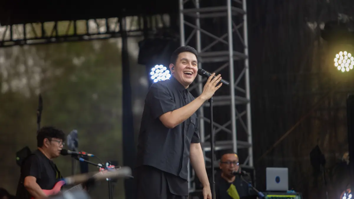 Tulus tampil di hari ketiga Pestapora 2026 di Jakarta, Minggu (27/9/2026). (Muhammad Hafizh/ JawaPos.com)