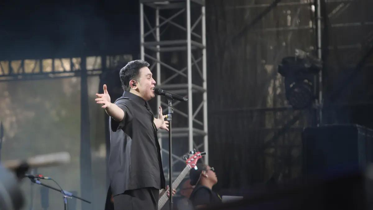 Tulus tampil di hari ketiga Pestapora 2026 di Jakarta, Minggu (27/9/2026). (Muhammad Hafizh/ JawaPos.com)