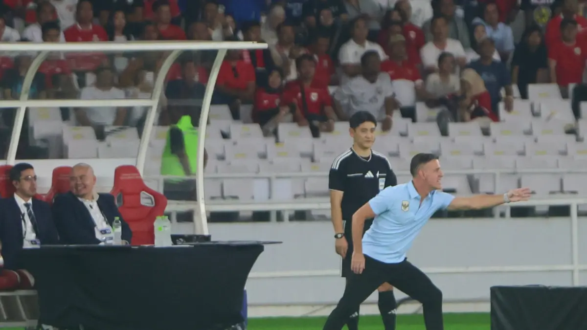 Pelatih Tim Nasional Indonesia John Herdman memberikan arahan kepada para pemain saat bertanding melawan Tim Nasional Malaysia pada pertandingan penyisihan Grup A FIFA ASEAN Cup 2026 di Stadion Utama Gelora Bung Karno (SUGBK), Senayan, Jakarta, Senin (28/