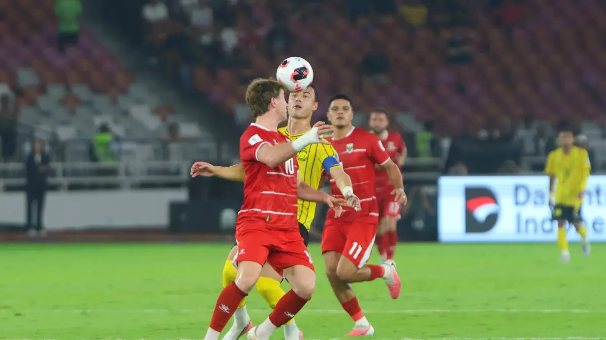 Pesepak bola Tim Nasional Indonesia Ole Romeny berebut bola dengan pemain Malaysia Quentin Cheng dalam pertandingan penyisihan Grup A FIFA ASEAN Cup 2026 di Stadion Utama Gelora Bung Karno (SUGBK), Senayan, Jakarta, Senin (28/9/2026). (Dery Ridwansah/ Jaw