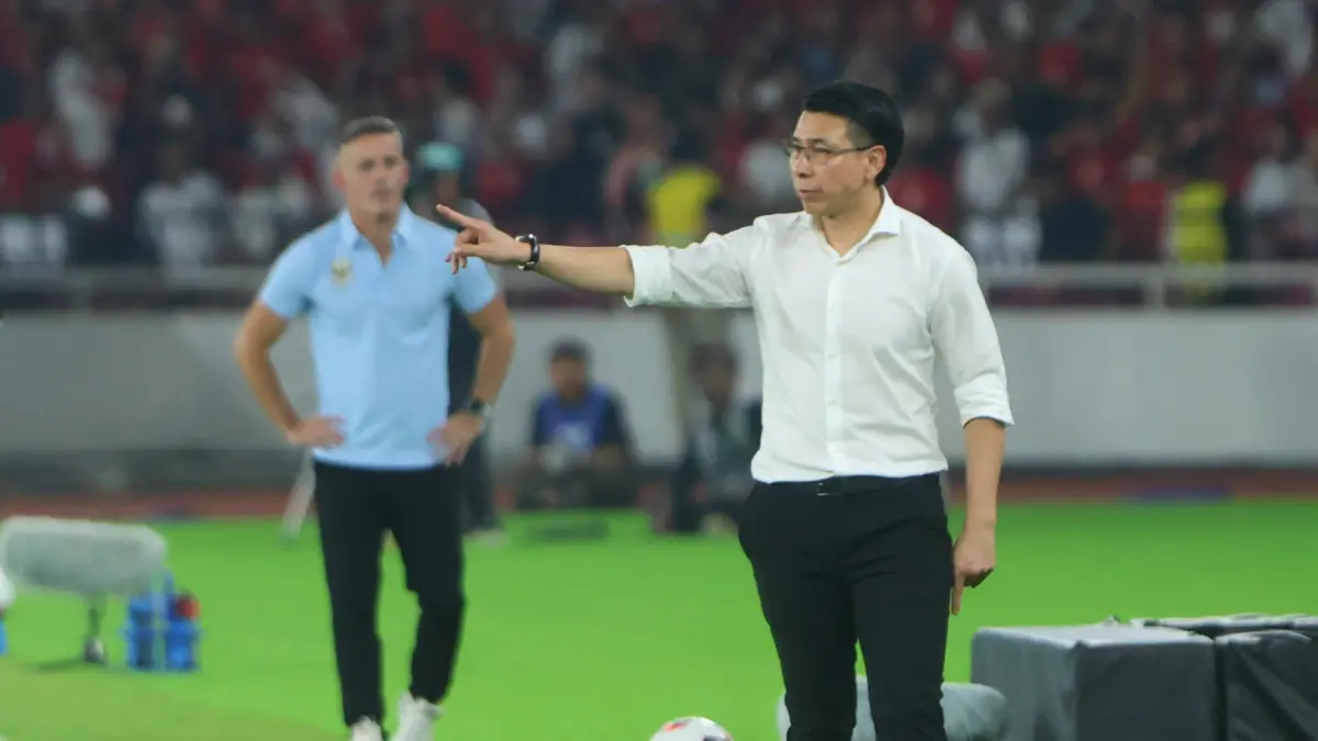 Pelatih Tim Nasional Malaysia Tan Cheng Hoe memberikan arahan kepada para pemain saat bertanding melawan Tim Nasional Indonesia pada pertandingan penyisihan Grup A FIFA ASEAN Cup 2026 di Stadion Utama Gelora Bung Karno (SUGBK), Senayan, Jakarta, Senin (28