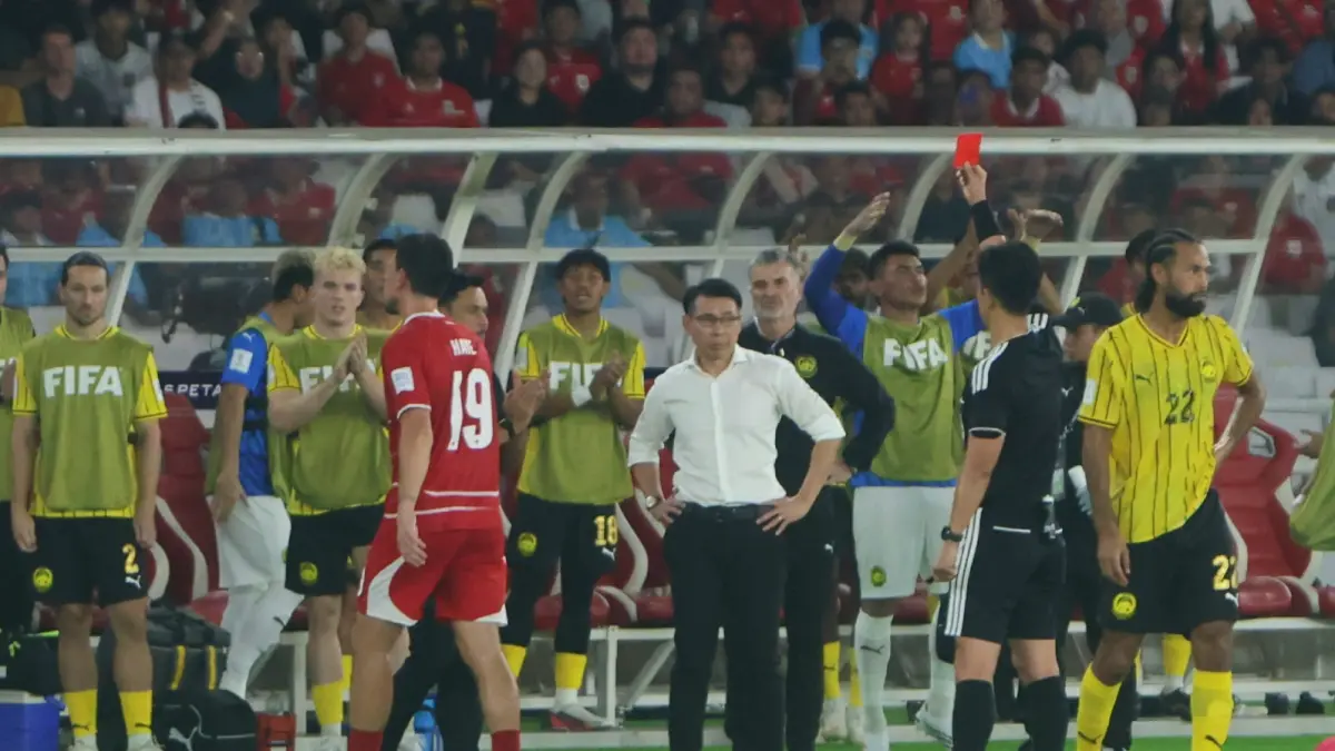 Tom Haye di beri kartu merah oleh Wasit asal Korea Selatan, Ko Hyung-jin pada pertandingan Tim Nasional Indonesia Vs Malaysia pada pertandingan penyisihan Grup A FIFA ASEAN Cup 2026 di Stadion Utama Gelora Bung Karno (SUGBK), Senayan, Jakarta, Senin (28/9