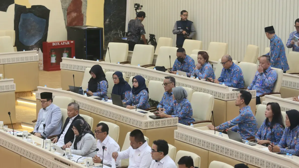Ketua Ombudsman Nuzran Joher bersama anggota Ombudsman lainnya mengikuti rapat dengar pendapat dengan Komisi II DPR di Kompleks Parlemen, Senayan, Jakarta, Selasa (29/9/2026). (Dery Ridwansah/ JawaPos.com)