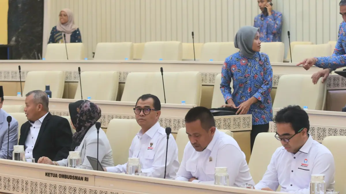 Ketua Ombudsman Nuzran Joher bersama anggota Ombudsman lainnya mengikuti rapat dengar pendapat dengan Komisi II DPR di Kompleks Parlemen, Senayan, Jakarta, Selasa (29/9/2026). (Dery Ridwansah/ JawaPos.com)
