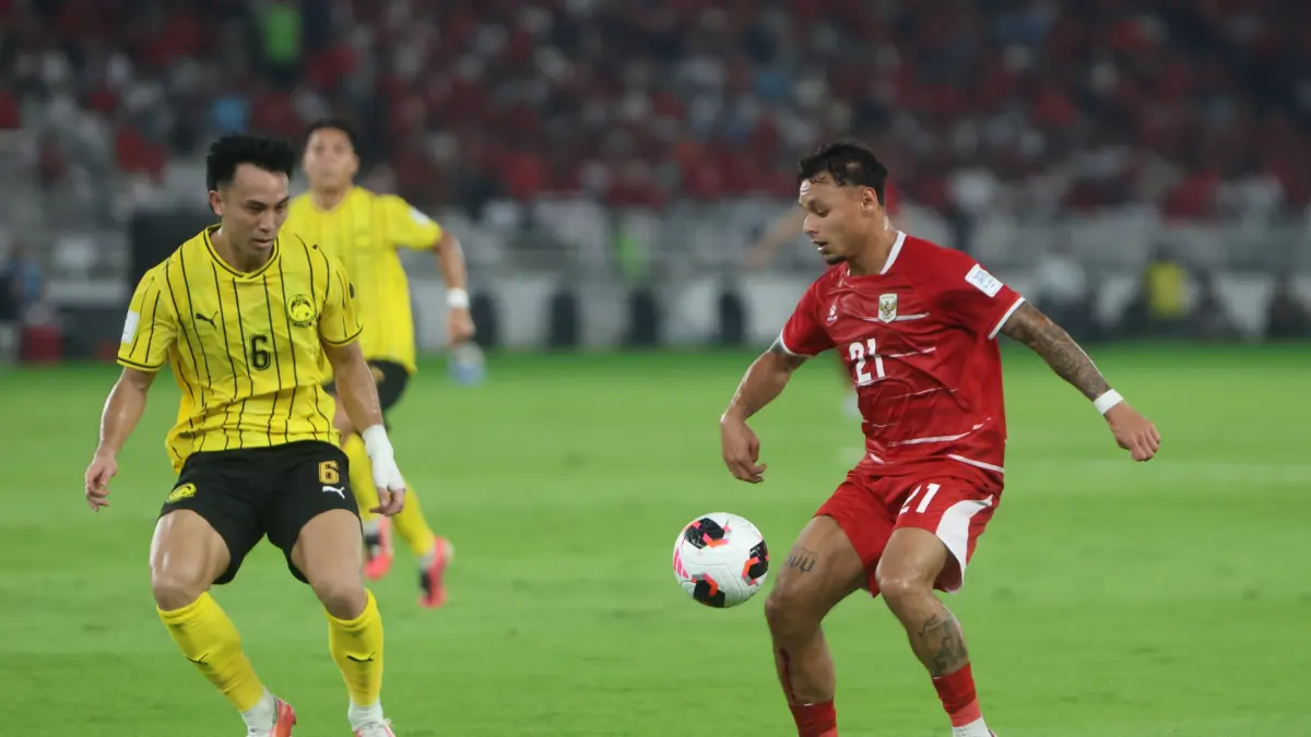 Pemain Timnas Indonesia Dean James berebut bola dengan Pemain Malaysia pada laga FIFA ASEAN Cup 2026 di Stadion Utama Gelora Bung Karno (GBK), Senin (28/9/2026). (Dery Ridwansah/ JawaPos.com)