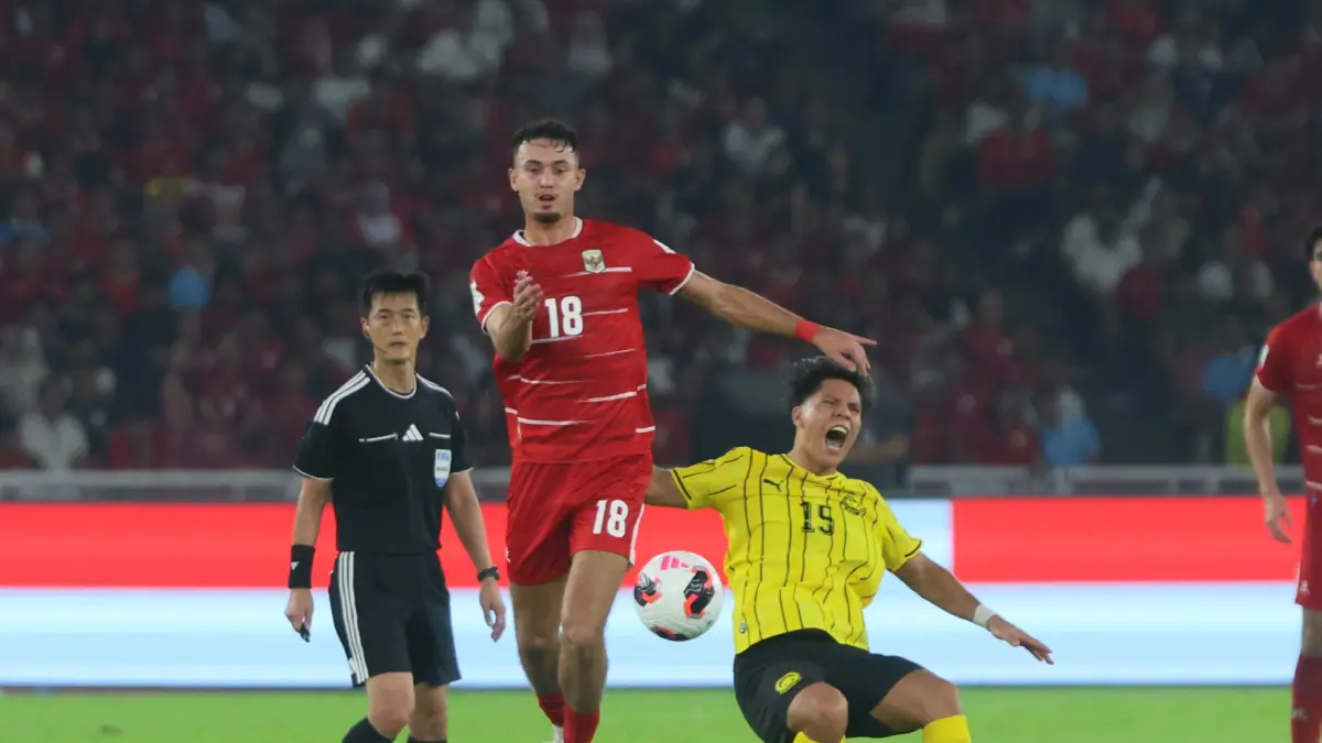 Pemain Timnas Indonesia Ivar Janner berebut bola dengan Pemain Malaysia pada laga FIFA ASEAN Cup 2026 di Stadion Utama Gelora Bung Karno (GBK), Senin (28/9/2026). (Dery Ridwansah/ JawaPos.com)