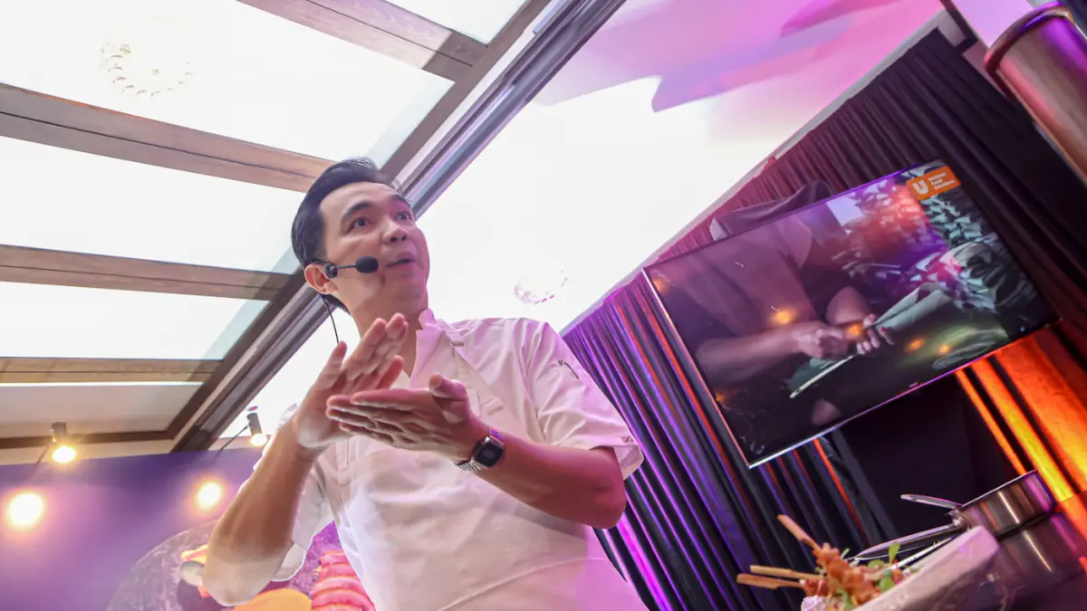County Lead Marketing UFS Indonesia Raditya Beer mempresentasikan hidangan di event Media Gathering Unilever Food Solutions (UFS) untuk mengupas berbagai aktivitas di bawah inisiatif tahunan “Future Menu 2026” di Jakarta, Rabu (30/09/2026). (Hanung Hambar